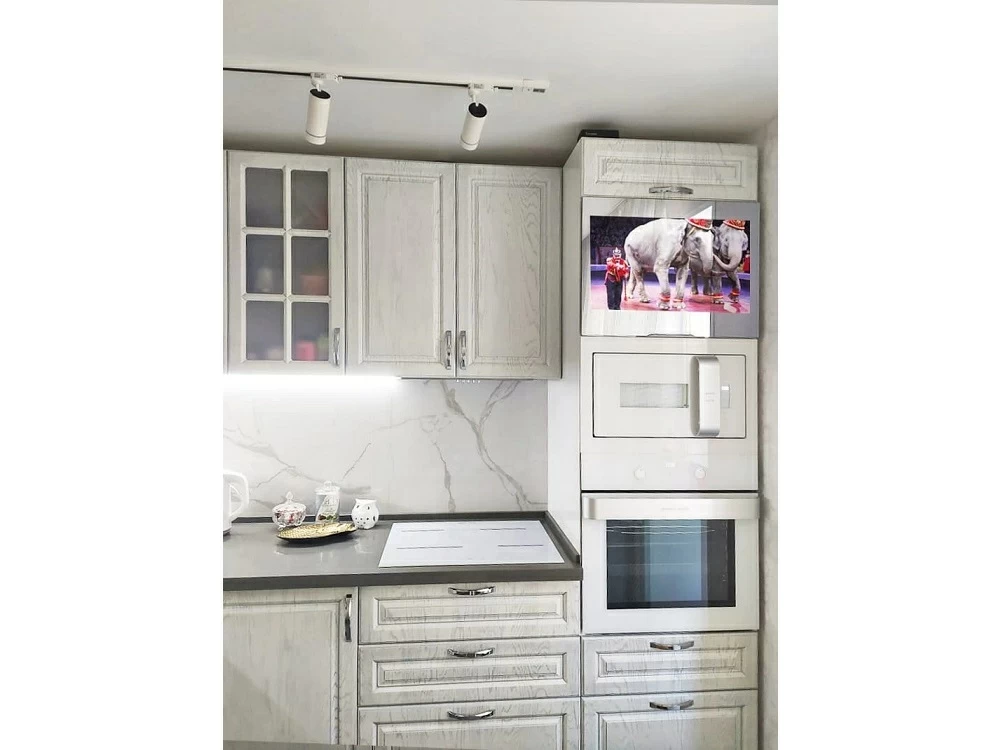 TV in the kitchen AVS240KS